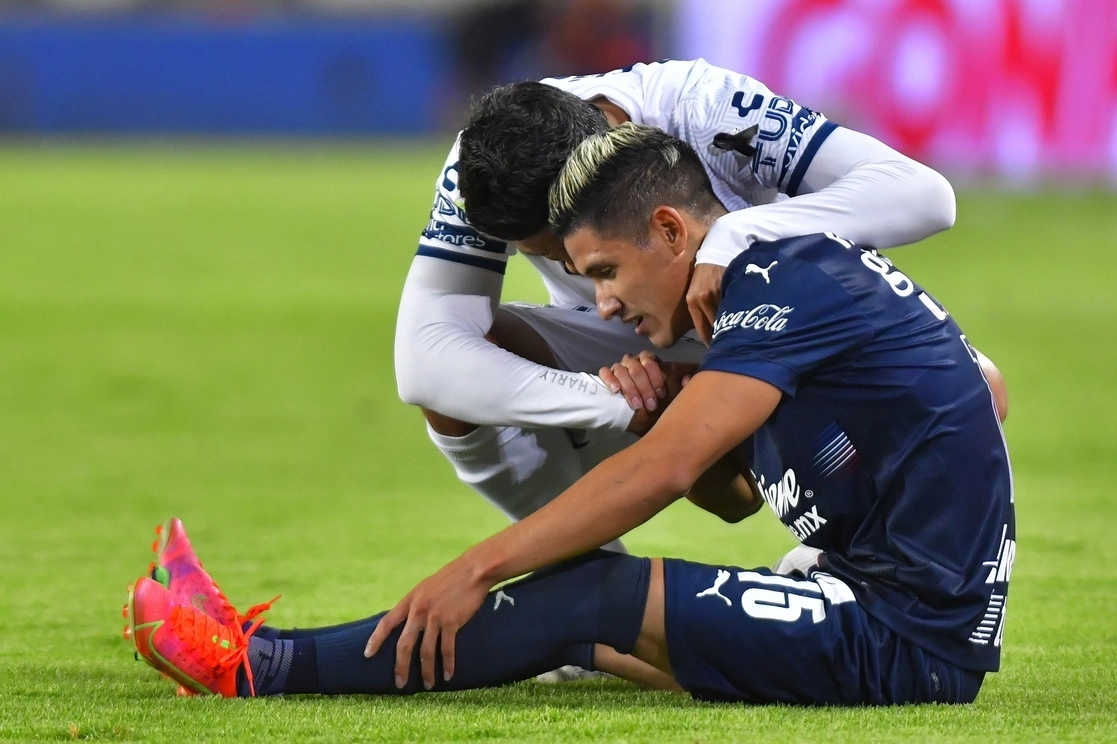Uriel Antuna de las Chivas es consolado por Miguel Herrera del Pachuca después de la eliminación durante el juego de repechaje, el 9 de mayo de 2021. Foto Jam Media
