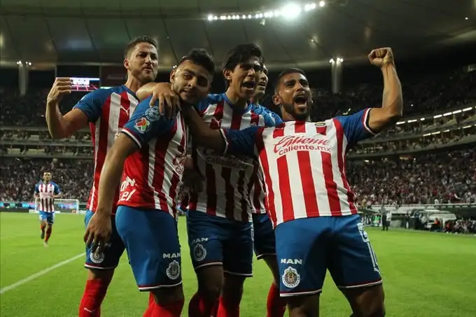 Jugadores de las Chivas de Guadalajara celebran su triunfo ante Juárez. Foto @Chivas