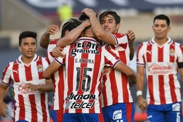 Jugadores de Chivas festejan una anotación durante el encuentro. Foto tomada de la cuenta de Twitter @Chivas