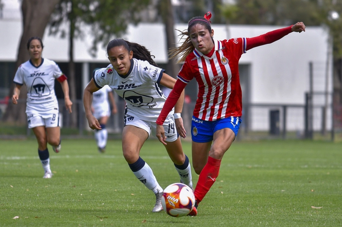 Chivas aseguró matemáticamente su pase a la liguilla de la Liga Mx Femenil al golear 4-1 a Pumas en la jornada 14 del torneo Guardianes 2021. Foto Twitter @ChivasFemenil