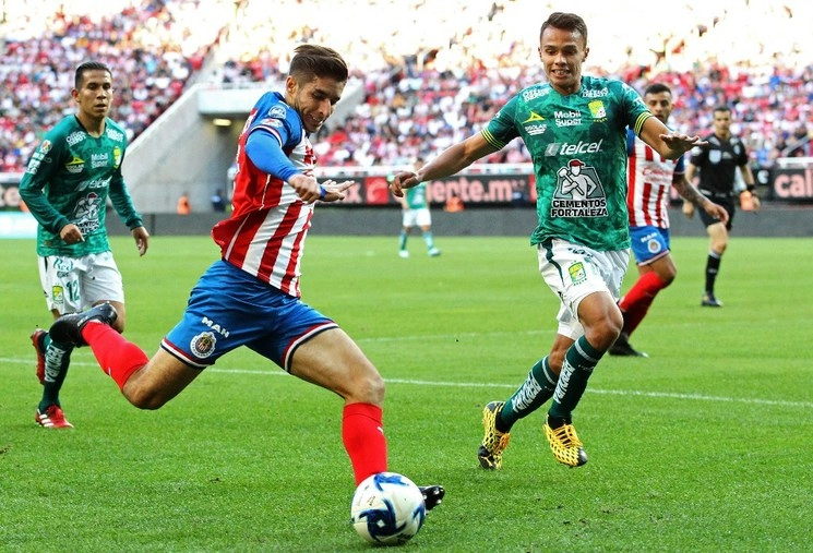 Isaac Brizuela de Chivas y Osvaldo Rodríguez del León en una jugada del encuentro. Foto Afp
