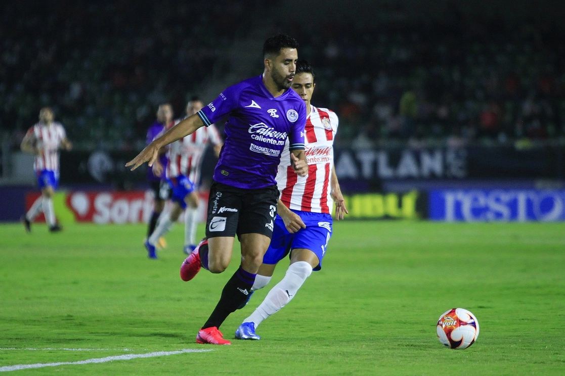 Nestor Vidrio del Mazatlán y José Macías del Chivas disputan el balón durante el juego de la jornada 10. Foto Jam Media