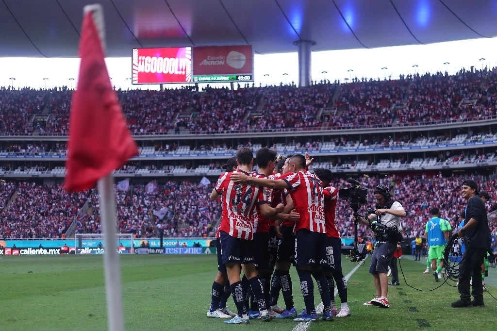 La victoria es un impulso para las Chivas en su empeño por asegurar su pase a la liguilla al llegar a once unidades. Foto tomada de X @Chivas.