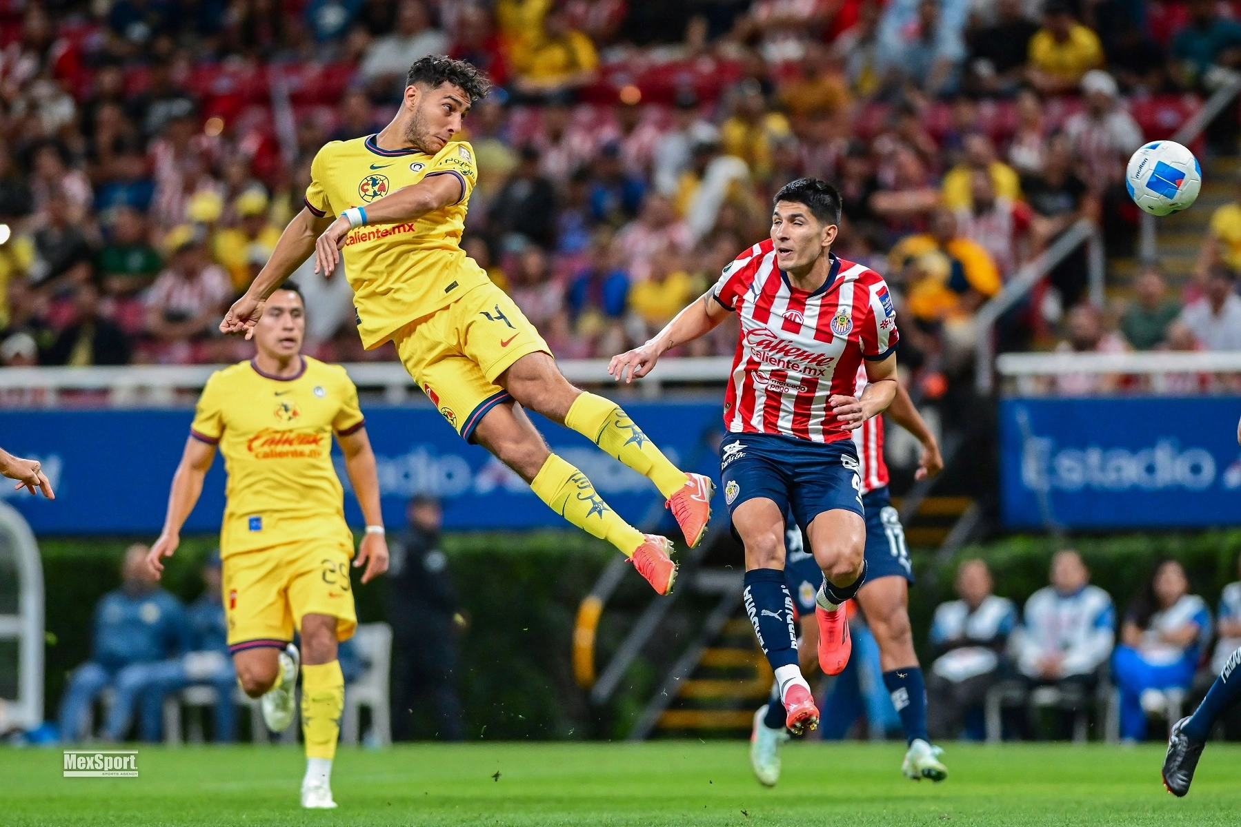 El zaguero central Sebastián Cáceres (centro) salió como el villano de la noche para los americanistas, tras meter el esférico en su propia red. Foto 