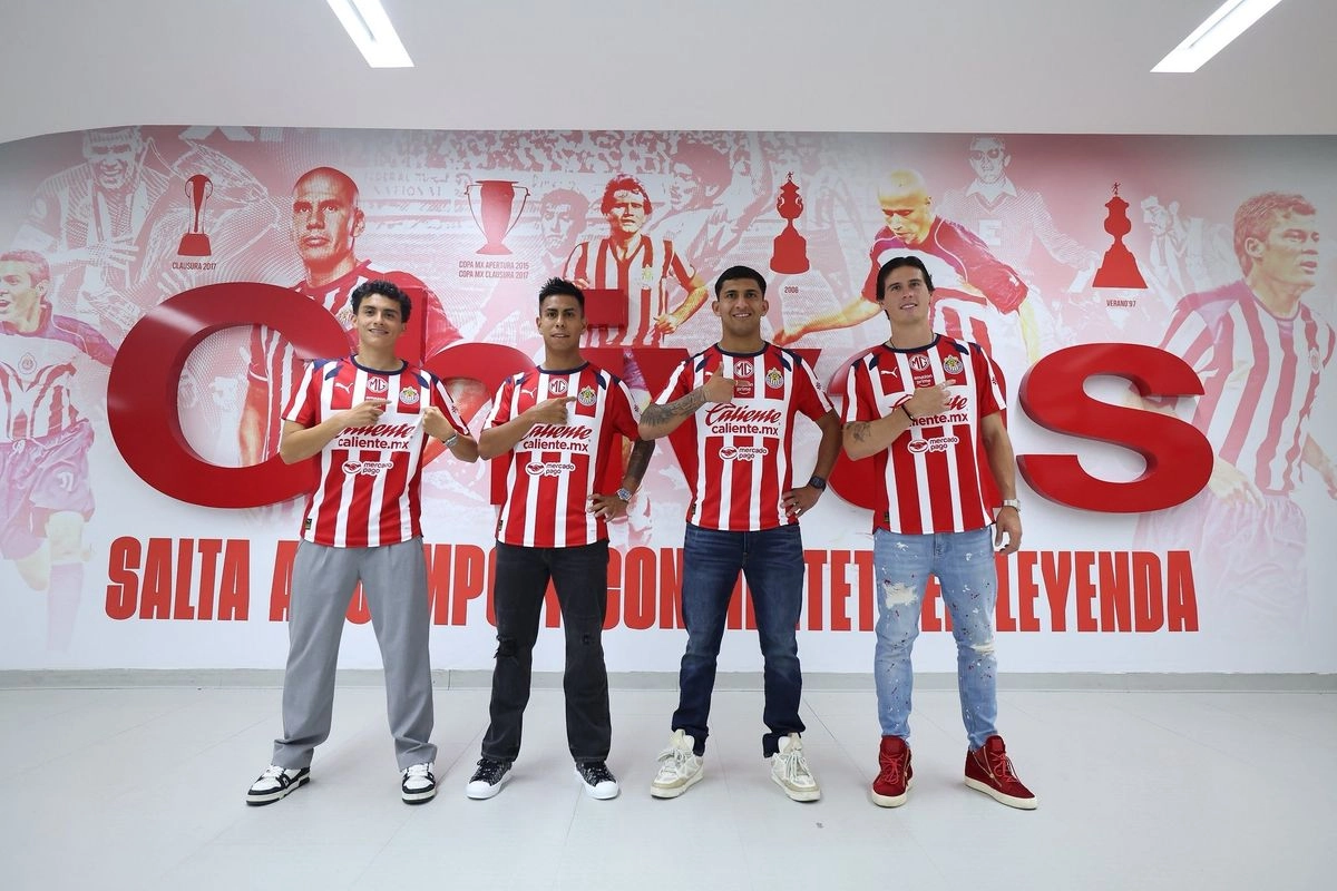 Durante la presentación, realizada en el estadio Akron y la cual fue transmitida en las redes sociales del club tapatío, el director deportivo Javier Mier señaló que “deseamos tener un equipo que sea protagonista, equilibrado, y estos cuatro elementos cumplen con el perfil que buscamos. Foto 