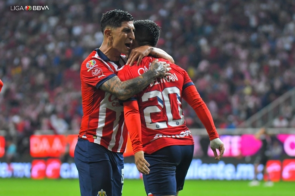 Chivas parece resurgir después de polémicas extra cancha y una crisis deportiva. Foto tomada de X @LigaBBVAMX.