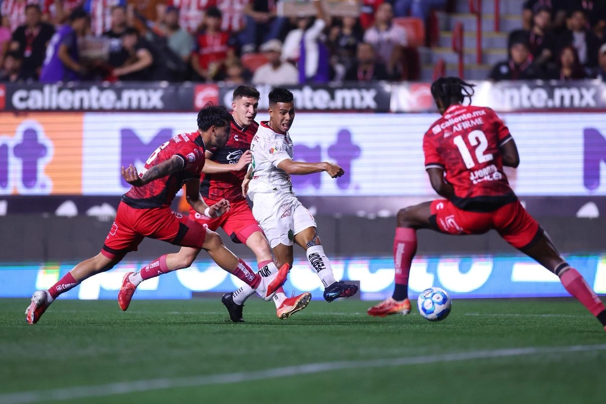 Chivas revirtió una desventaja de tres goles para empatar 3-3 ante Tijuana, con los mejores 15 minutos de juego desde que el argentino Gabriel Milito asumió el cargo de entrenador. Foto