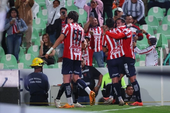 Futbolistas del Guadalajara festejan una anotación durante el encuentro. Foto tomada de la cuenta de X @Chivas
