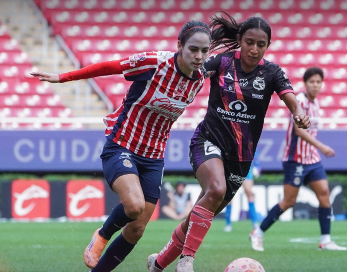 En un encuentro que parecía de trámite para el Guadalajara, el Puebla, apremiado por la compleja temporada que han tenido, prefirieron en esta ocasión desplegar un juego defensivo en el cual la arquera Gabriela Machuca fue clave, una estrategia que le funcionó al técnico Carlos Adrián Morales.  Foto 