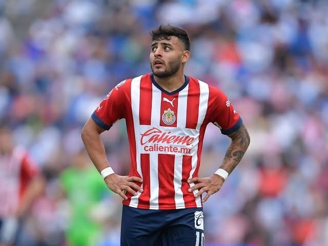 Alexis Vega, quien fue mundialista en Qatar 2022, entró como suplente un minuto en el último partido del Guadalajara, el fin de semana ante el Toluca. Foto tomada de X.