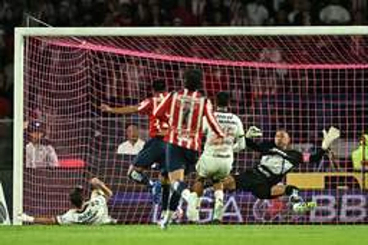Daniel Aguirre de Chivas al anotar el gol decisivo contra Pumas. Foto