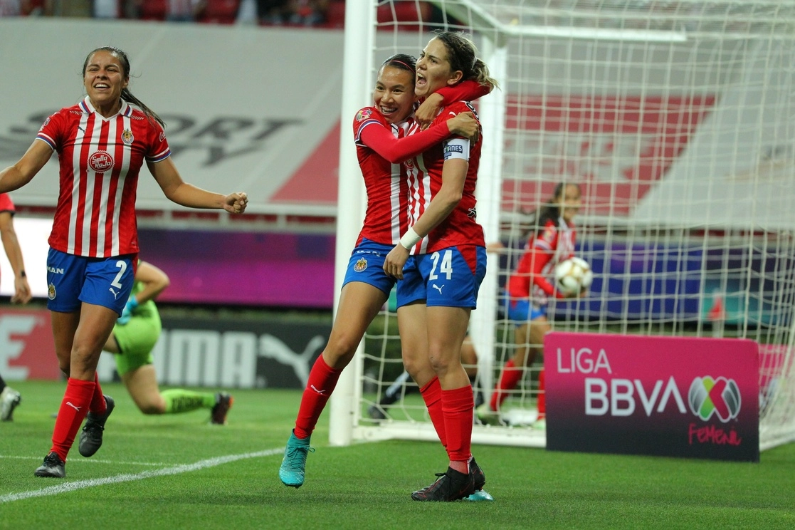 Alicia Cervantes (c,der) festeja su anotación durante el encuentro. Foto tomada de la cuenta de Twitter @ChivasFemenil