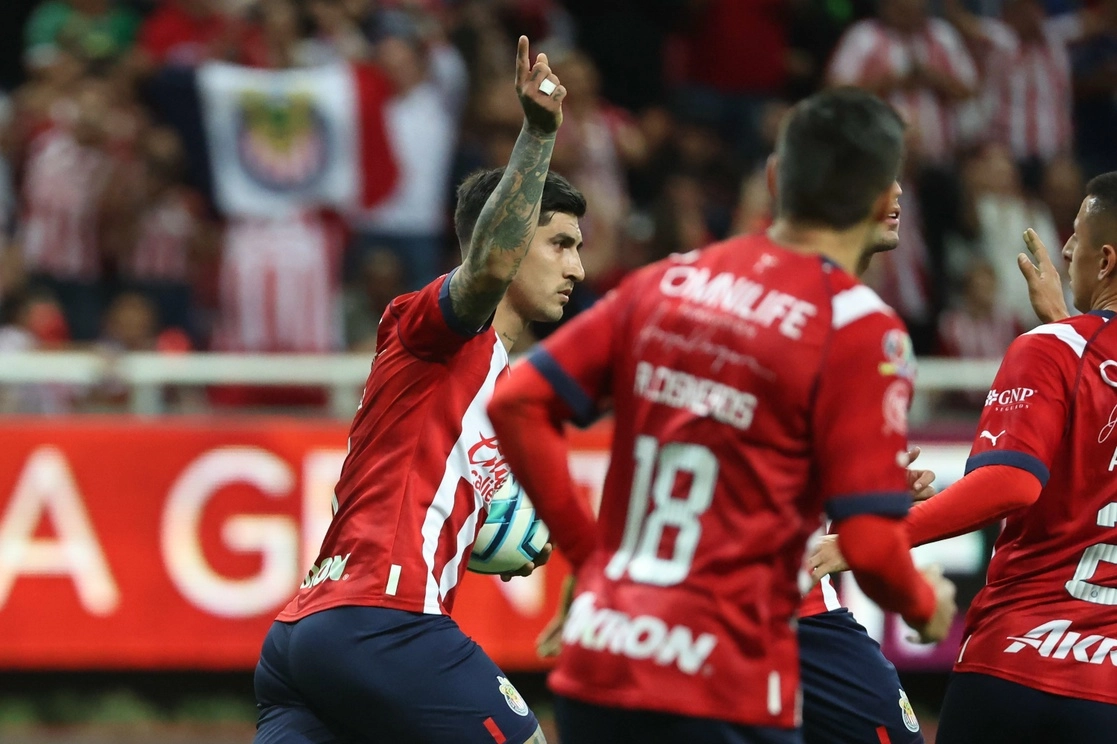 Una mano, validada por el VAR, le regaló otro penal a Chivas y de nueva cuenta Víctor Guzmán disparó desde los once pasos para sellar la victoria. Foto @Chivas