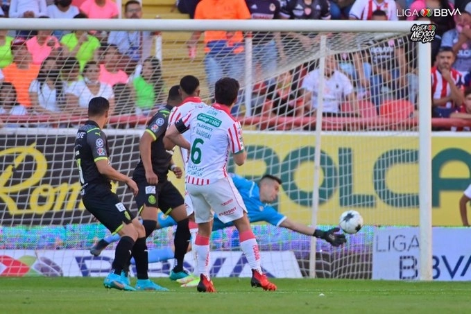 Jugadores de Chivas y Necaxa durante una jugada en el encuentro. Foto Liga MX