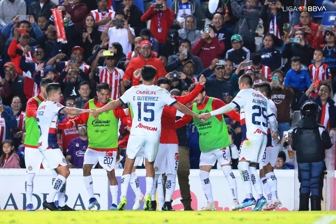 Jugadores de Chivas festejan una anotación durante el encuentro. Foto Liga MX