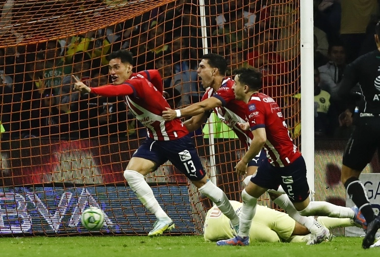 Con marcador 1-3, Chivas venció este domingo al América en el Estadio Azteca. Se disputará la corona con Tigres. Foto Víctor Camacho
