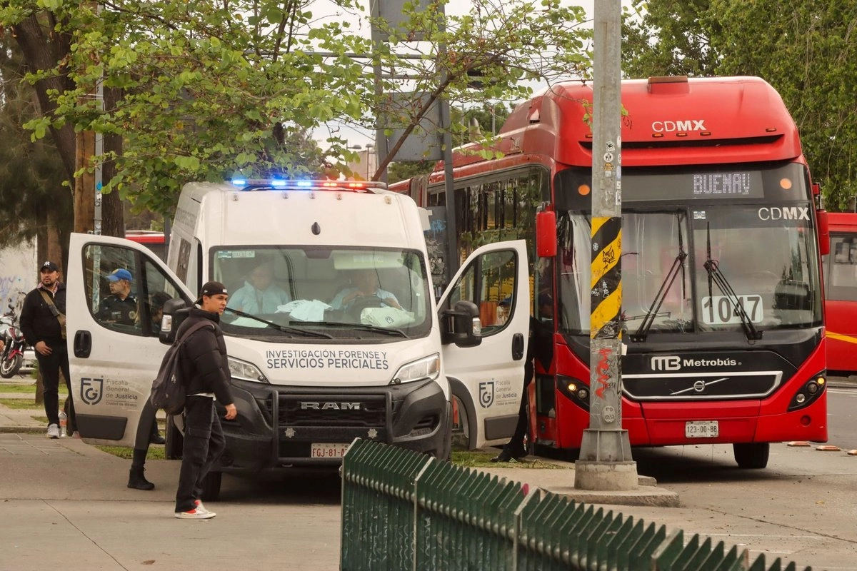 Seis pasajeros resultaron lesionados en un choque entre una unidad del Metrobús de la línea 6 y un autobús que invadió el carril confinado. Foto 