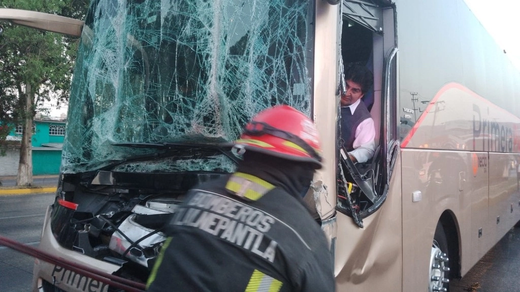 El chofer del autobús de pasajeros quedó prensado entre el asiento y la estructura frontal de la unidad. Foto Tomada de X @PCTlalne