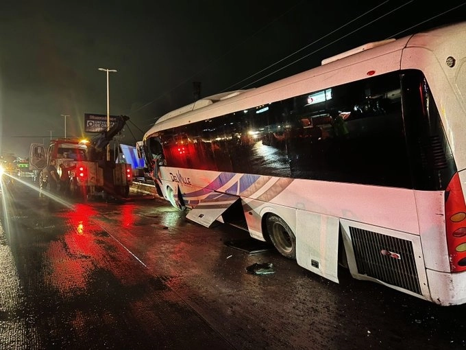El conductor de un camión de pasajeros perdió el control y chocó contra un muro de contención dejando 15 lesionados. Foto @PCivilCancun