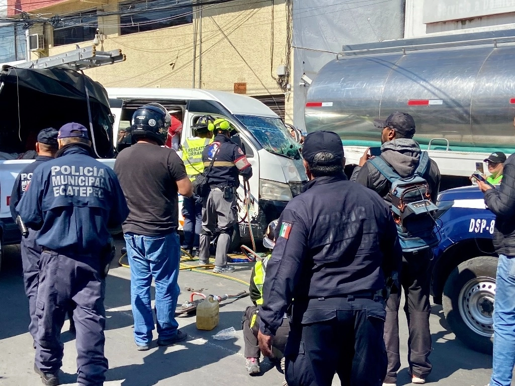 Al lugar arribaron elementos de Protección Civil y Rescate del ayuntamiento quienes utilizando maquinaria especial lograron liberar al chofer y atender a los demás lesionados por golpes contusos, torceduras o lesiones leves. Foto Javier Salinas Cesáreo