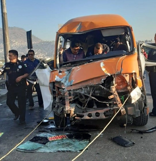 Una combi de pasajeros de impactó con un trailer en carretera México-Pachuca la mañana de este lunes. Foto La Jornada 