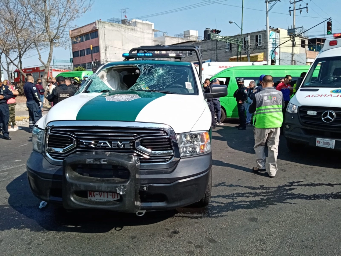 Unidad de la policía capitalina tras el accidente. Foto César Arellano