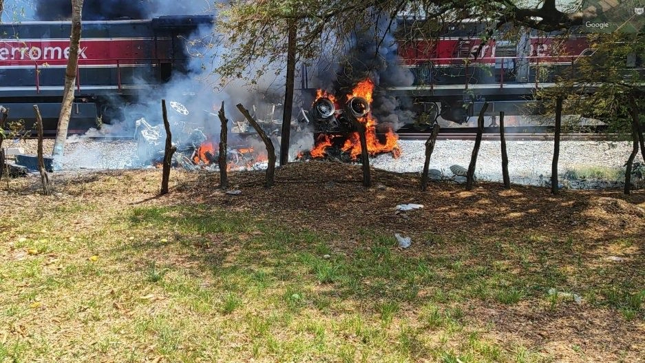Al lugar del accidente arribaron elementos de la Cruz Roja, Protección Civil, Bomberos y Guardia Nacional para combatir las llamas y apoyar en el control del tráfico.