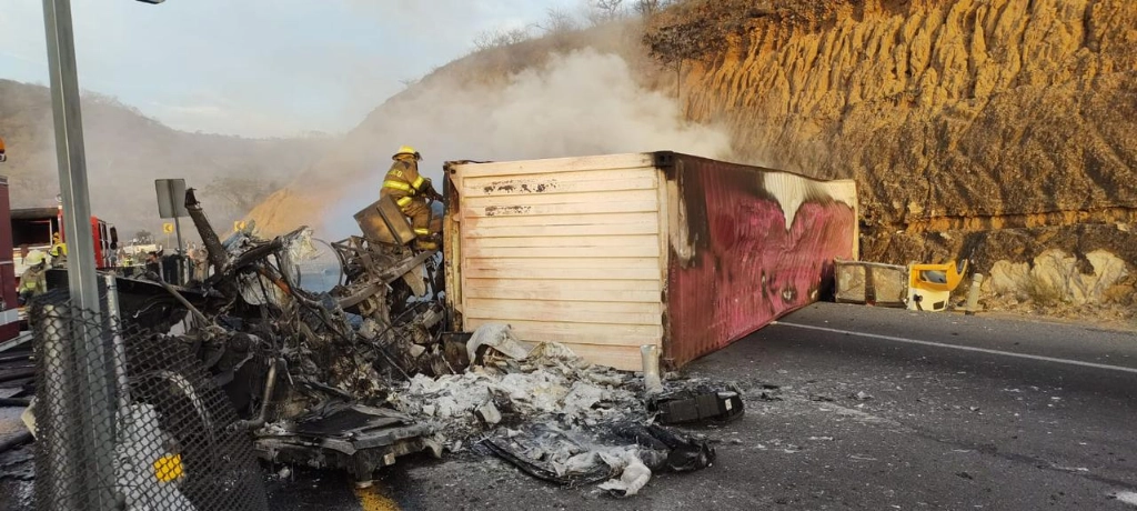 Tras el impacto el camión se incendió. Foto La Jornada
