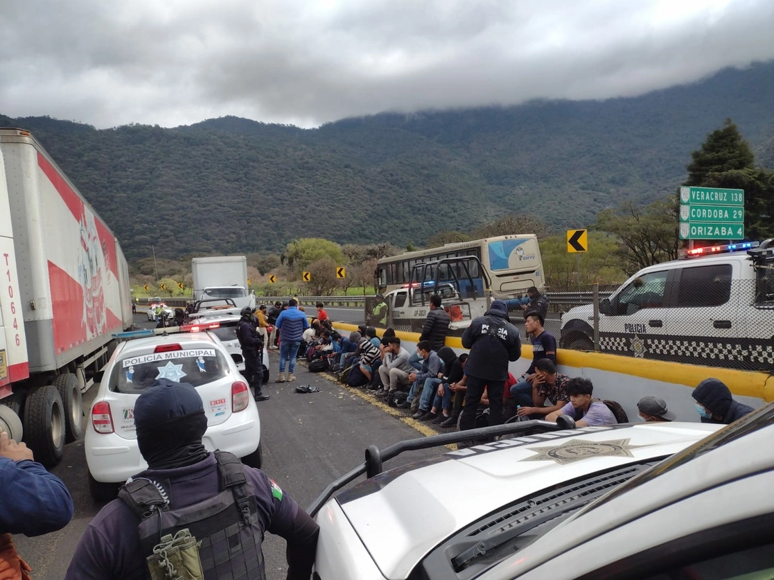 Los extranjeros fueron atendidos por lesiones leves y trasladados a instalaciones del INM. Foto ‘La Jornada Veracruz’

