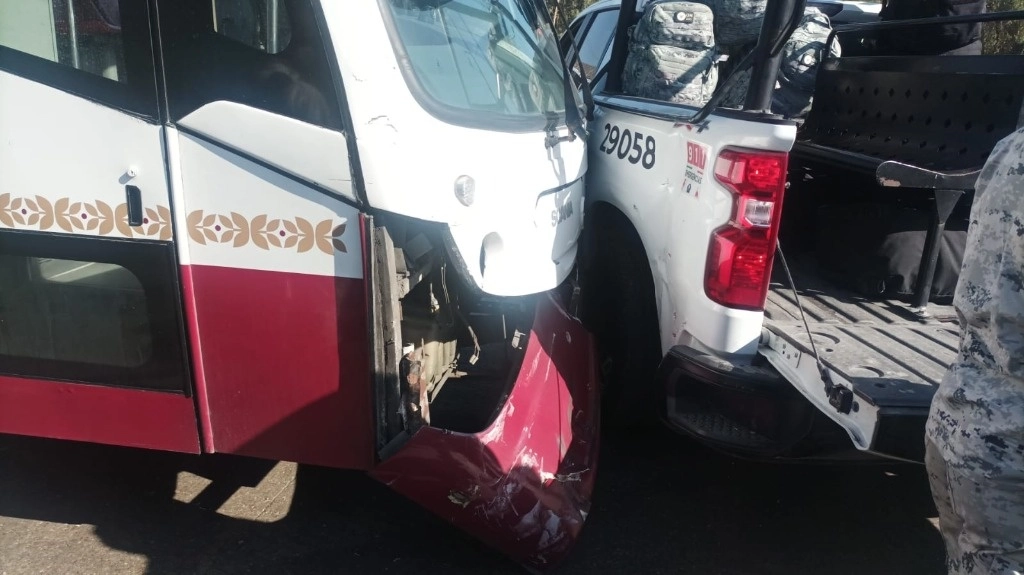Una unidad articulada de la Línea 2 del Mexibús, se impactó con un vehículo de la Guardia Nacional en Ecatepec. Foto La Jornada