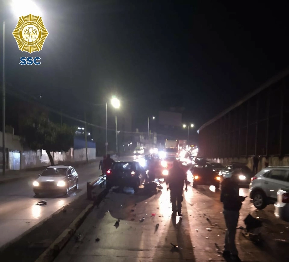Ocho vehículos se impactaron contra el muro de contención, al parecer derivado de aceite derramado, en la calle Norte 180 y Circuito Interior. Foto cortesía de la SSC
