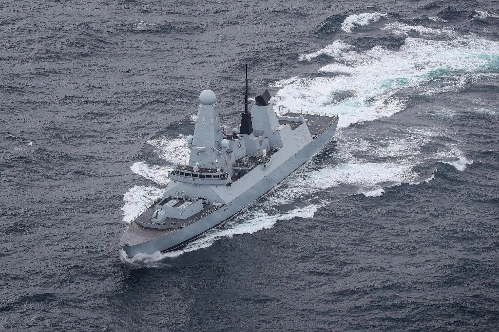 En esta fotografía proporcionada por el Ministerio de Defensa el sábado 16 de diciembre de 2023, una vista del HMS Diamond frente a la costa de Escocia, el 4 de octubre de 2020. Foto Ap
