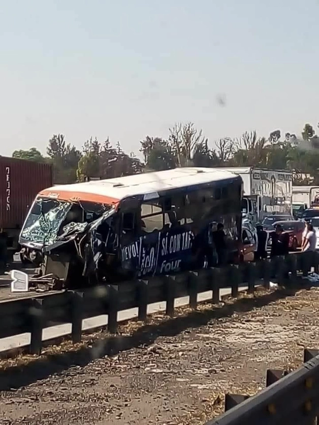 El vehículo se impactó en la parte trasera del autobús. Foto tomada de redes sociales