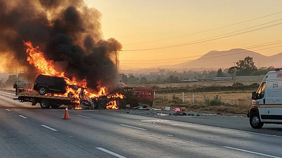 La policía regional reportó que el siniestro ocurrió entre un tráiler y una grúa que llevaba un vehículo, y que al momento del impacto hubo un incendio, el 20 de febrero de 2023. Foto tomada de Twitter @GN_Carreteras
