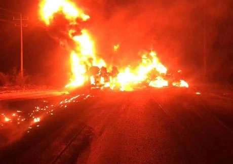 El accidente ocurrió en la madrugada del jueves en un tramo de la carretera que pasa por el municipio de Salinas Victoria, Nuevo León. Los dos vehículos se incendiaron en el percance, informaron autoridades estatales. Foto ‘La Jornada’