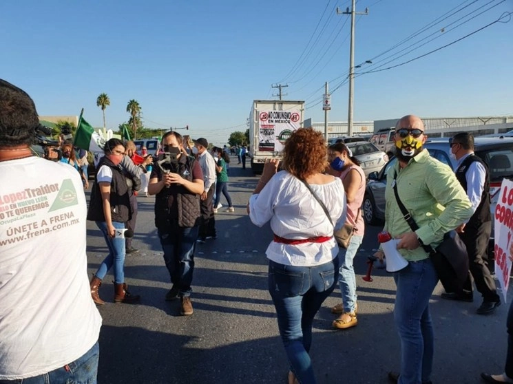 Los simpatizantes del Ejecutivo Federal hicieron manifiesto su apoyo mediante pancartas, en tanto, algunos manifestantes protestaron por el desabasto de medicamentos contra el cáncer. Foto Yolanda Chio