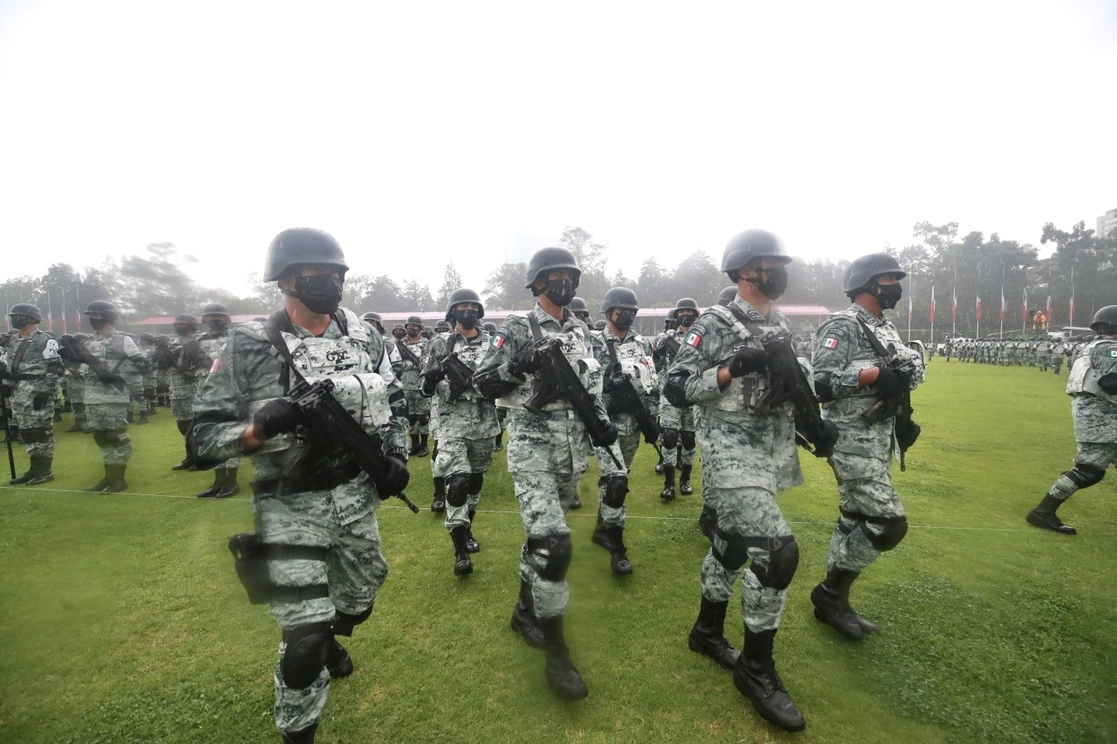 Al cumplirse dos años de la creación de la Guardia Nacional, las autoridades habían organizado un acto conmemorativo en el Campo Marte. Estaba programado para las 10 de la mañana, pero coincidió con la lluvia y el frío, por lo que se informó que el acto se realizaría hasta nuevo aviso. Foto Luis Castillo