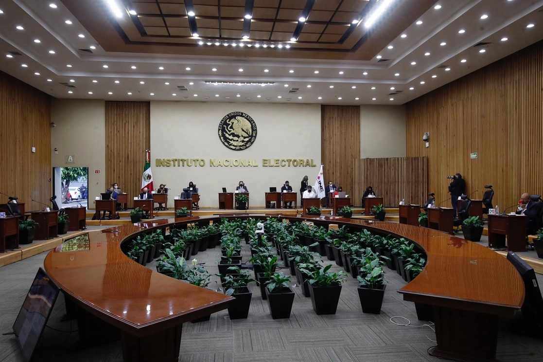Los consejeros electorales, el presidente del INE, Lorenzo Córdova, y el secretario ejecutivo, Edmundo Jacobo Molina, durante la apertura de sesión para la realización de la Consulta Popular, el 1 de agosto de 2021. Foto Cristina Rodríguez