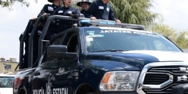 La familia denunció el hecho, lo que motivó que elementos de la policía de investigación de la FGJEM realizaran un operativo para la detención de los policías estatales. Foto @EstatalEdomex 