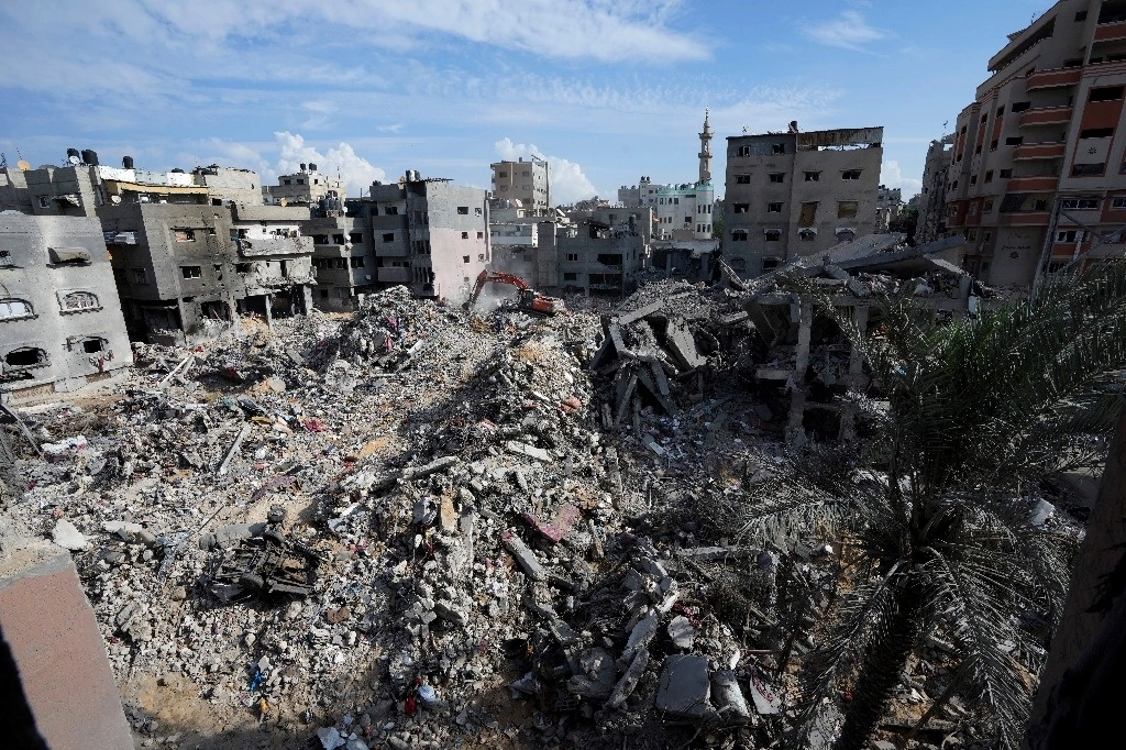 Devastación tras bombardeo israelí sobre el campo de refugiados de Bureij, en la franja de Gaza. Foto Ap