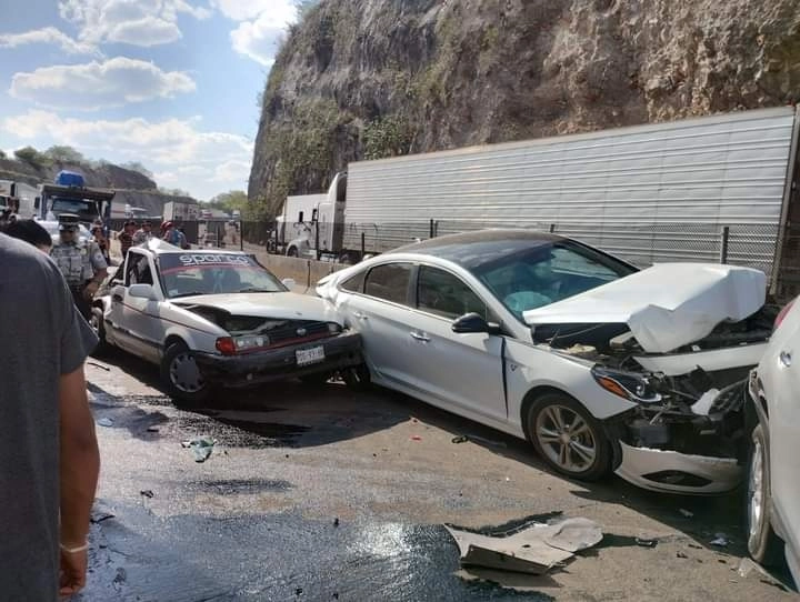 Dos tráileres y cuatro automóviles involucrados en el percance. Foto La Jornada