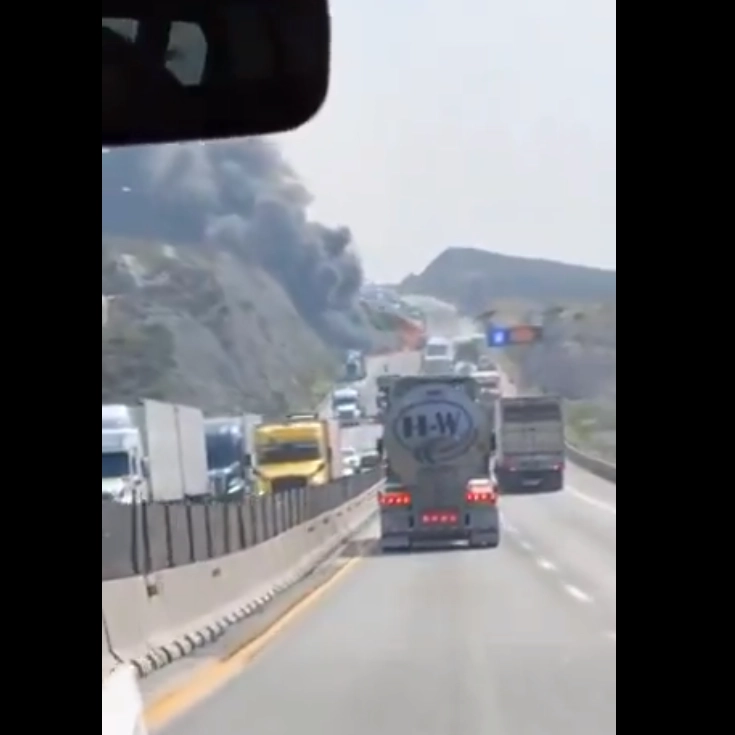Automovilistas compartieron en redes sociales imagenes del accidente e incedio en la carretera Monterrey-Saltillo. Foto Captura de video difundido