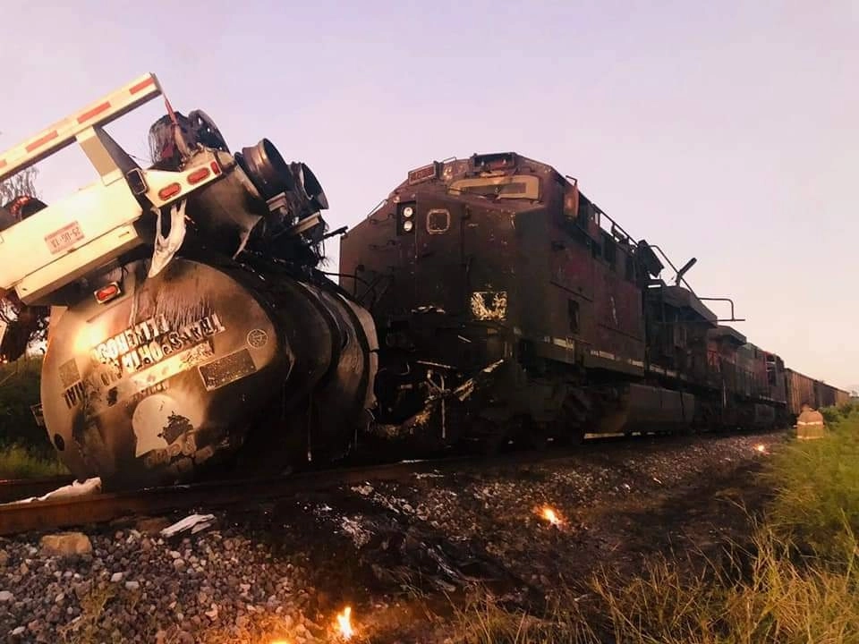 La pipa fue arrastrada por el tren unos 200 metros; después se incendió y estalló. Una de las personas lesionadas es el conductor del vehículo cisterna, reportó Protección Civil del estado de Nuevo León, el 28 de octubre de 2021. Foto ‘La Jornada’