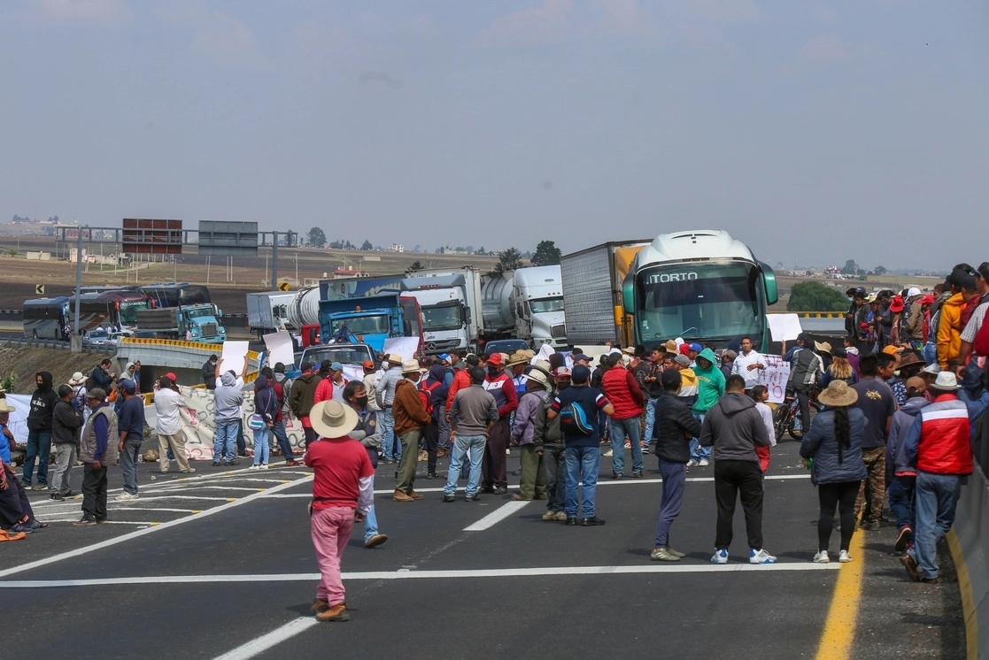 Habitantes del municipio de Temoaya, estado de México, bloquearon ayer por más de siete horas los accesos a la cabecera municipal y el Libramiento Nororiente de Toluca, para denunciar tala indiscriminada y la falta de agua potable. Foto Cuartoscuro