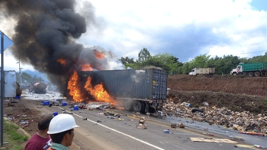 El accidente ocurrió aproximadamente a las 10 horas en la autopista conocida también como Siglo 21, el 2 de julio de 2024. Foto tomada de X @sct_michoacan
