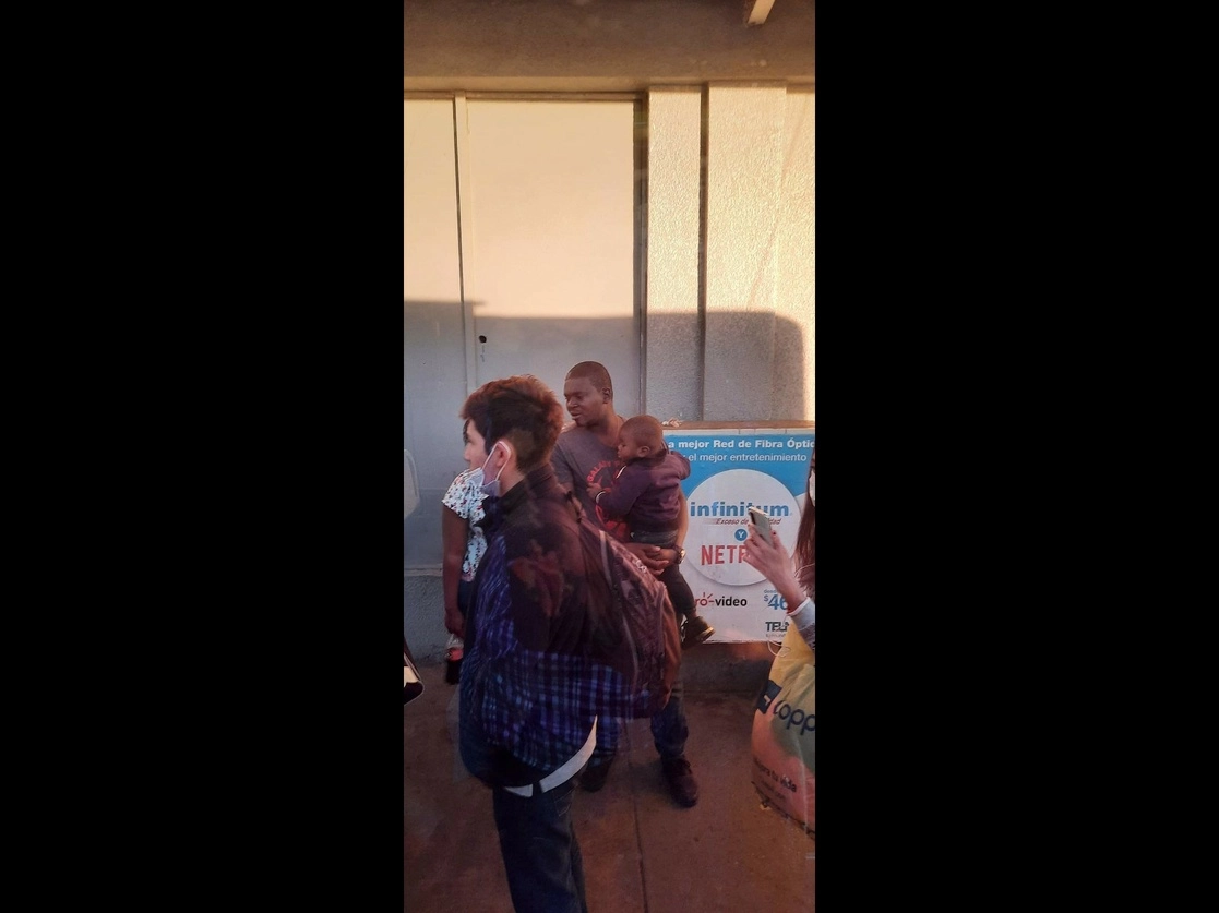 El chofer de un autobús impidió a un grupo de migrantes haitianos abordar la unidad que los trasladaría de la central de autobuses de San Luis Río Colorado, Sonora, a Mexicali, Baja California. Foto Antonio Heras 