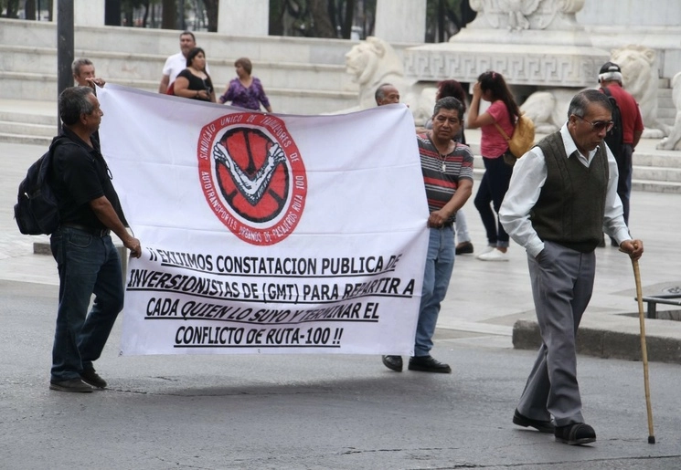 Imagen de archivo de una de las manifestaciones de los choferes de la llamada Ruta 100 de la CDXM. Foto Cuartoscuro 