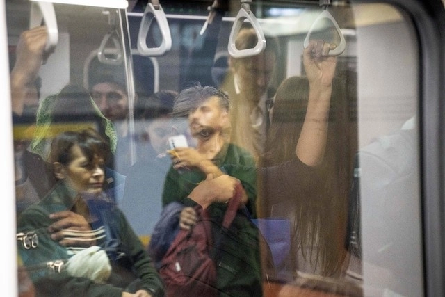 Personas viajan en Metro, antes la huelga de autobuses en Buenos Aires, Argentina. Foto Ap 