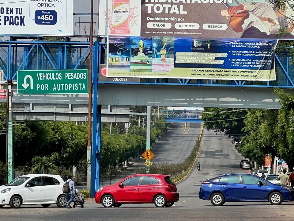 Choferes por aplicación bloquean el paso en res puntos de Cuernavaca, Morelos: La Paloma de la Paz, la avenida Plan de Ayala y El Polvorín; exigen la aparición de su compañero René Villarreal Ascencio, desaparecido el viernes 18 de abril. Foto