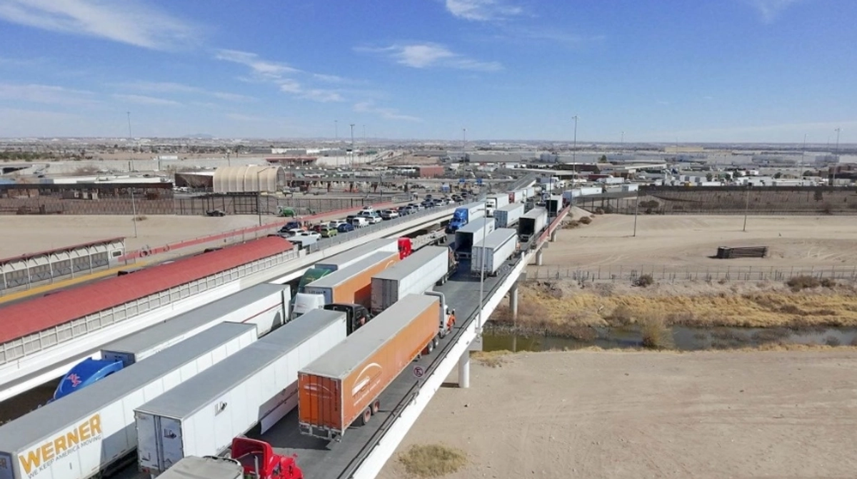 Filas de transportistas esperan cruzar la aduana. 